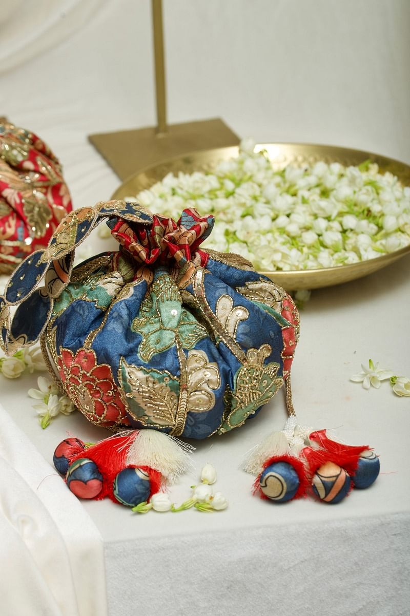 Buy Blue kalamkari print potli bag by Ozel at Aashni and Co