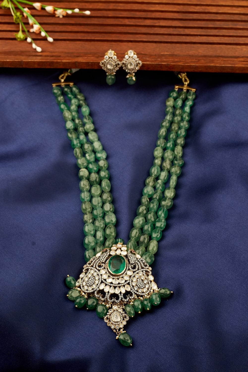 Buy Emerald and polki necklace set by Ivorine at Aashni and Co