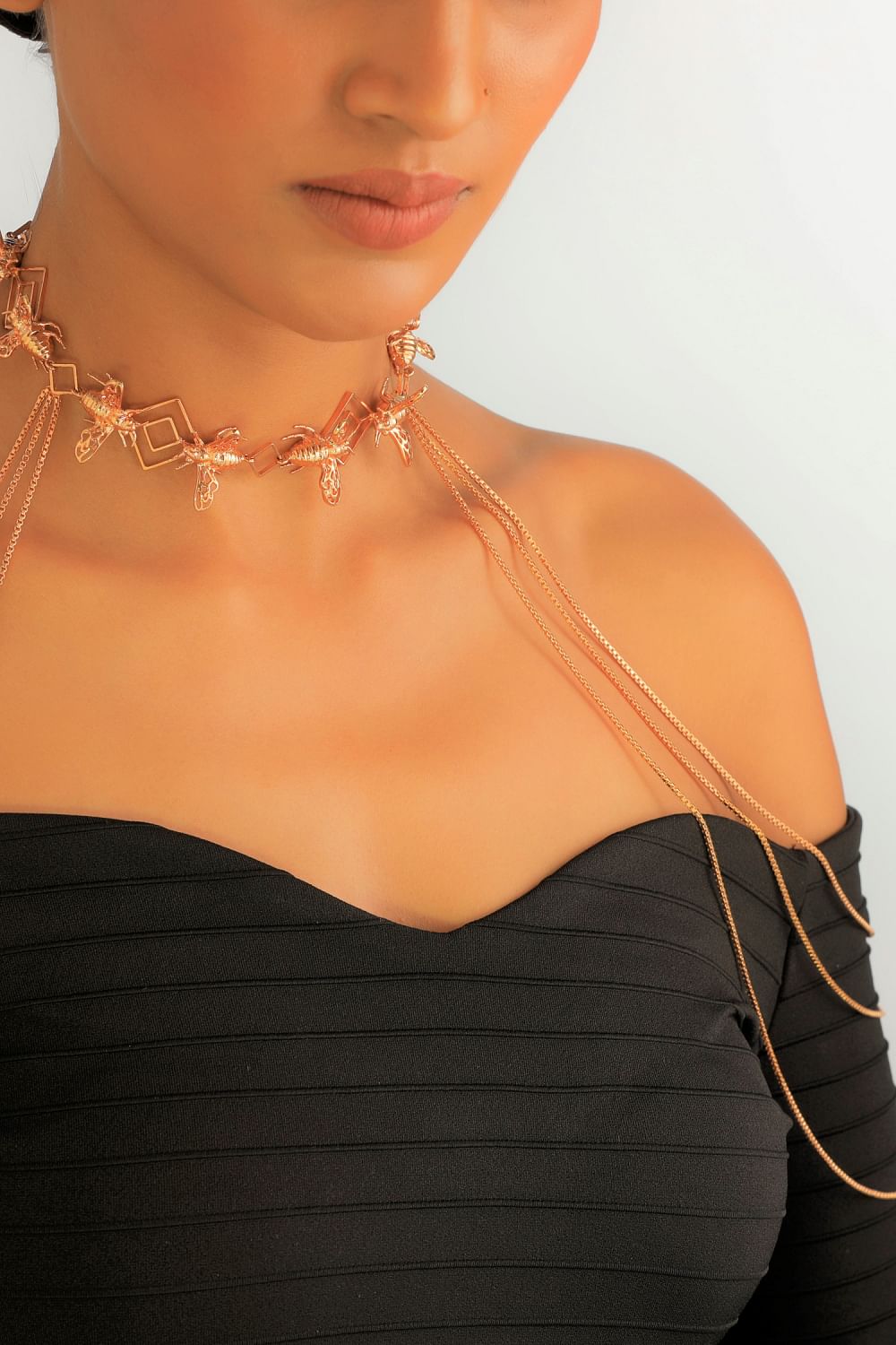 Bee online choker necklace