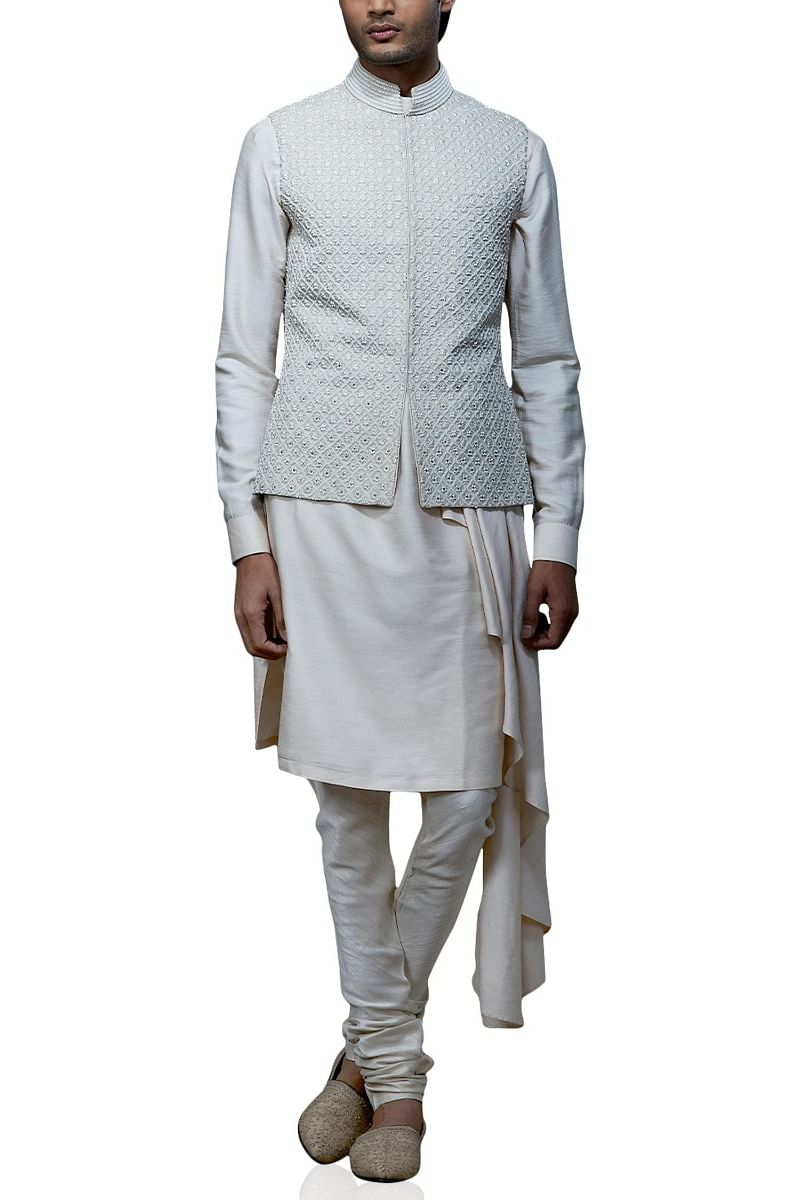 Buy Off white waistcoat kurta set by Shantanu Nikhil at Aashni