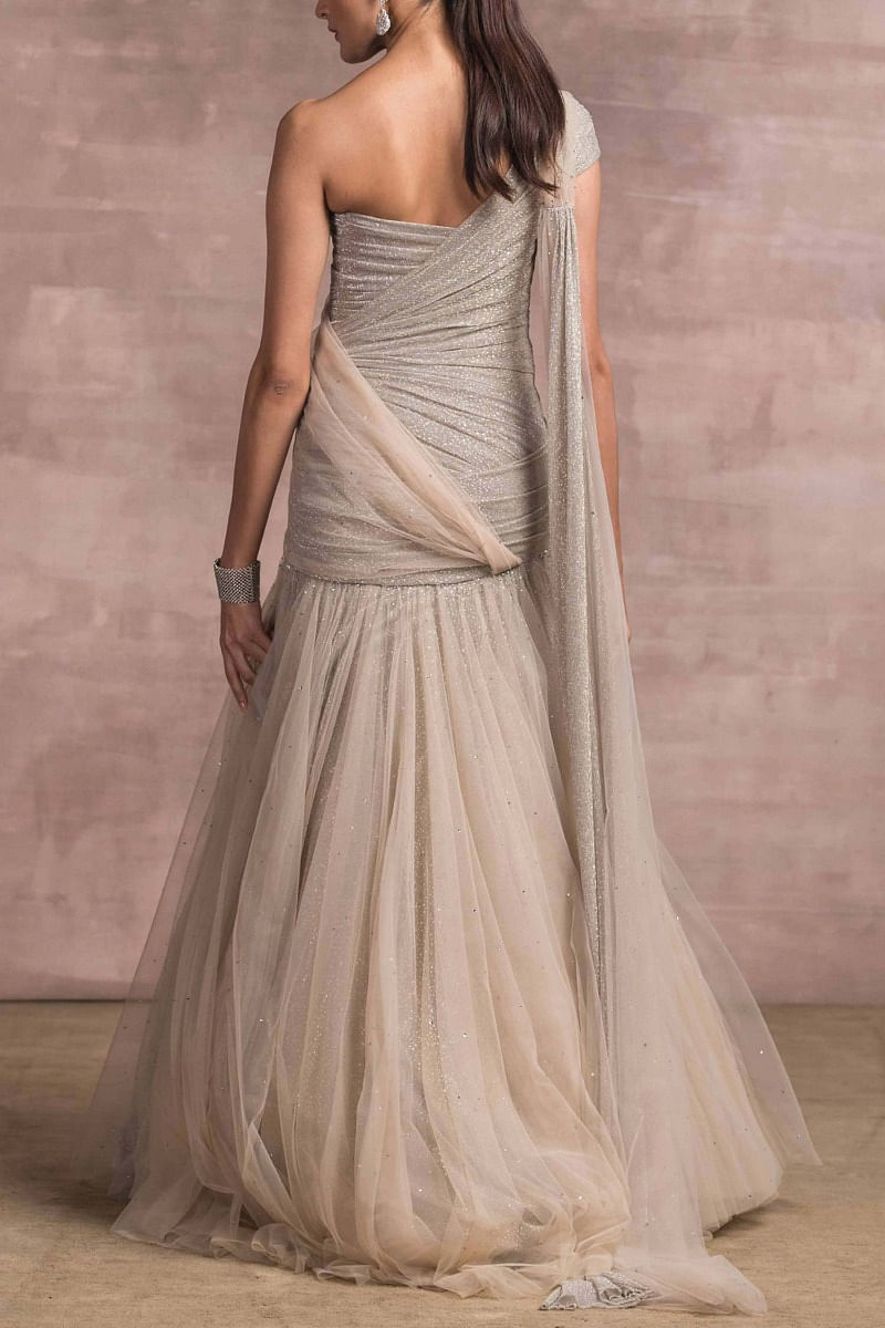 Tarun Tahiliani | India Couture Week 2017 #taruntahiliani  #indiacoutureweek2017 #ICW #indiancouture #PM | Bridal dresses, Indian  bridal, Reception gowns
